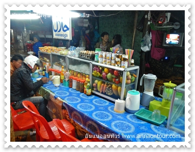 หน้าร้านอาหารตามสั่งริมถนนในกรุงไพลิน