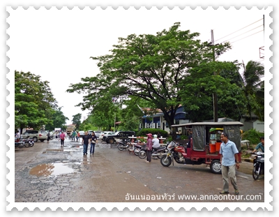 รถโดยสารที่คอยรับส่งผู้โดยสารหน้าด่านเกาะกง