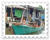 ชาวประมงวิดน้ำออกจากเรือ