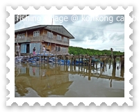 บ้านไม้สองชั้นในหมู่บ้านชาวประมง