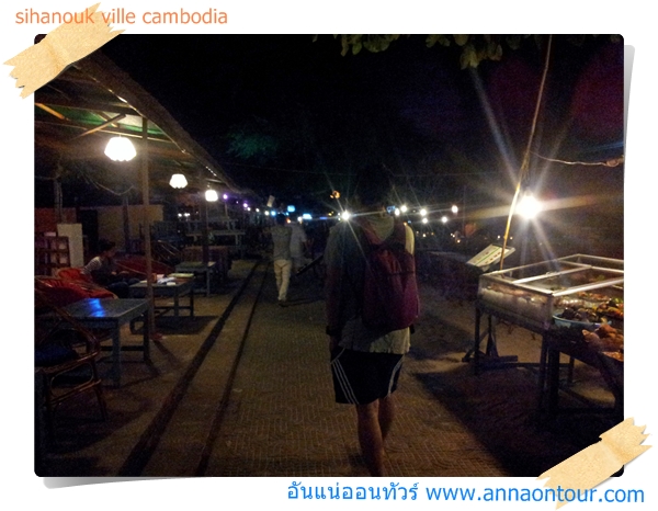 เดินเล่นริมชายหาดในช่วงเวลาค่ำร้านอาหาร บาร์ มีตลอดริมหาดทราย