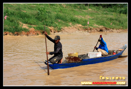 ชาวบ้านนำสินค้ามาจำหน่าย