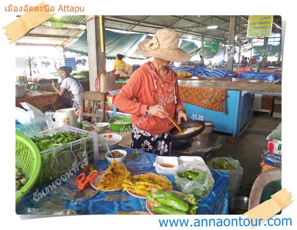 แม่ค้าเวียดนามที่เอาขนมเบื้องเวียดนามมาขายในเมืองอัดตะปือ
