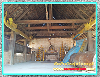 ด้านในโบสถ์หลังเก่าเป็นไม้ทั้งหลัง