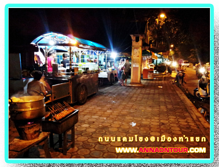 ร้านอาหารที่เปิดขายบริเวณริมแม่น้ำโขง