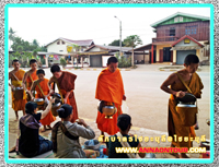 พระสงฆ์บิณฑบาตรที่ไซยะบูลี