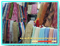 สินค้าจำพวกผ้าที่นำมาขายในตลาดเช้า