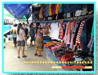 ร้านขายเสื้อผ้าในตลาดหนองจัน