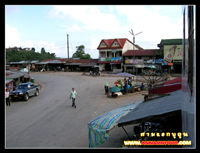 ร้านค้าสองข้างทางตลาดพูคูน
