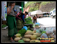 ผลไม้จากตลาดพูคูน