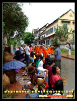 ตักบาตรข้าวเหนียว ที่หลวงพระบาง