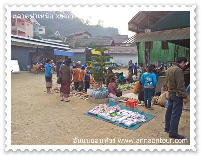 แม่ค้าที่นำมาสินค้ามาแบพื้นขายรอบตลาดซำเหนือ