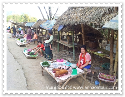 ร้านขายพัน เยือง ริมถนนทางไปเมืองเวียงไซ