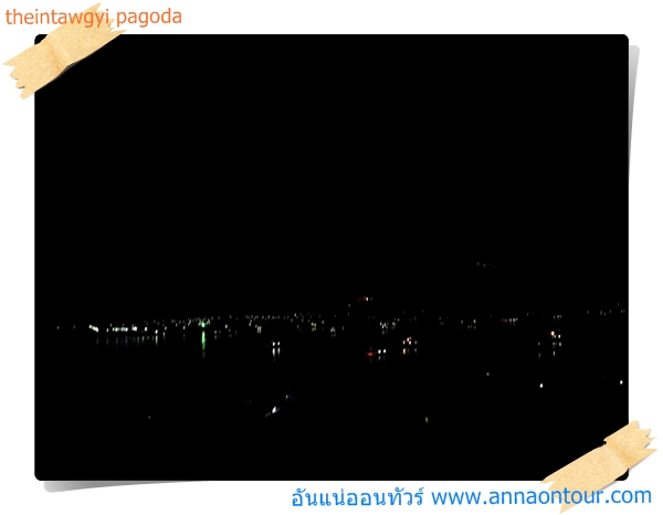 วิวกลางคืนในทะเลอันดามันเห็นแสงไฟจากเรือประมงระยิบระยับ