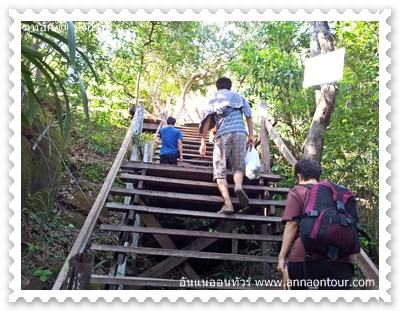 บันไดที่สร้างขึ้นมาไปยังภูทอก