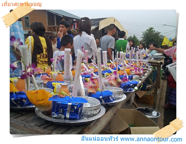 ของที่มีวางจำหน่ายสำหรับทำบุญบริเวณสะพานมอญ