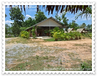 ที่นั่งด้านในร้านส้มตำรสทิพย์