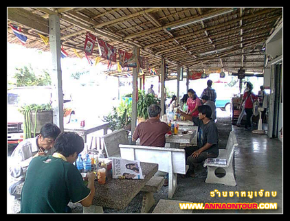 บรรยากาศภายในร้านขาหมูเจ้กบ