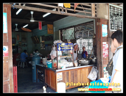 บรรยากาศภายในร้านป้าไลก๋วยเตี๋ยวไก่