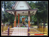 รูปปั้นยายท้าว หน้าวัดทัพยายท้าว