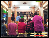 นมัสการรูปปั้นยายท้าว