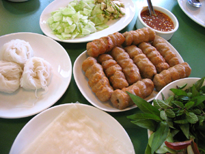 อาหารของร้านแดงแหนมเนือง 