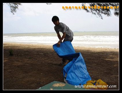 นอนเล่นริมทะเลที่หาดวนกร