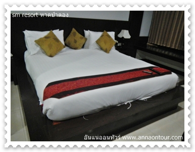 เตียงนอนในห้องพัก sm resort หาดป่าตอง