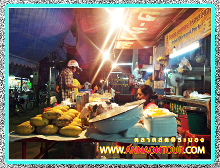 ร้านขายผลไม้ขนมในตลาดสดเทศบาลระนอง