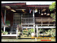 บ้านเรือนที่ตลาดน้ำดำเนินสะดวก