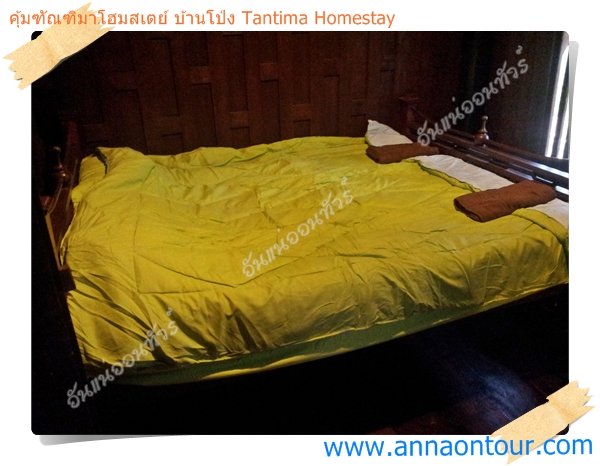 เตียงนอนภายในห้องแอร์ของคุ้มฑัณฑิมาโฮมสเตย์