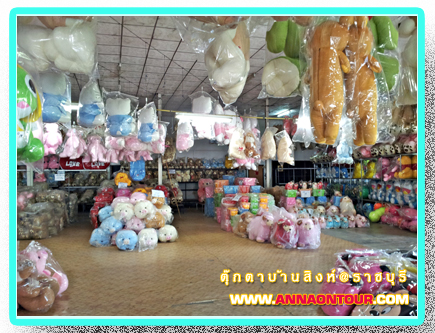 ตุ๊กตามากมายภายในร้านวุฒิเลเซอร์ตุ๊กตาบ้านสิงห์