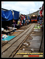 รถไฟวิ่งผ่านตลาดร่มหุบ