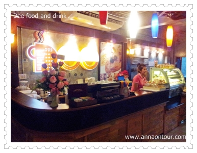 หน้าเค้าเตอร์ร้าน Dee Coffee Food and Drink