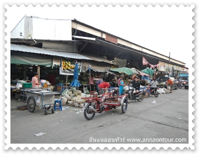 ตลาดลานสักในตอนเช้า